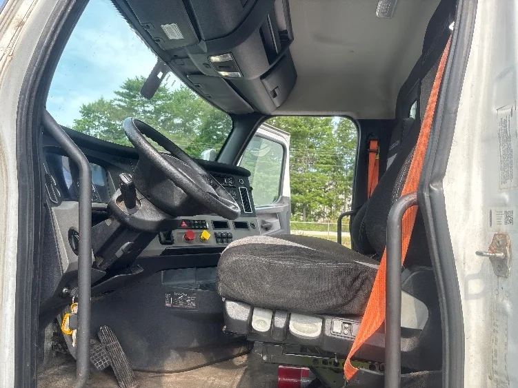 2020 Freightliner Cascadia in Monmouth Junction, NJ — photo 9