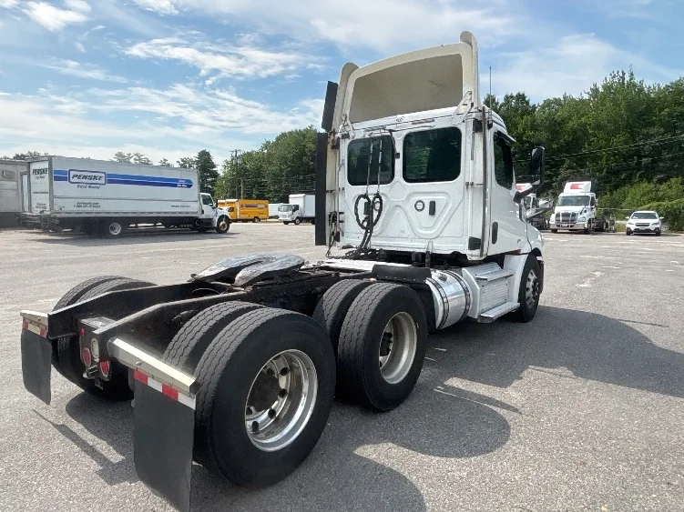 2020 Freightliner Cascadia in Monmouth Junction, NJ — photo 7