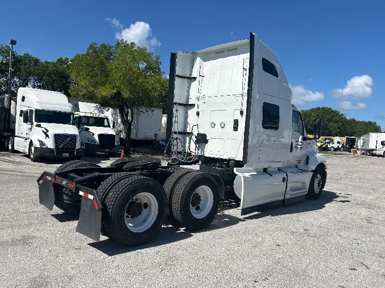 2022 International LT - image 7