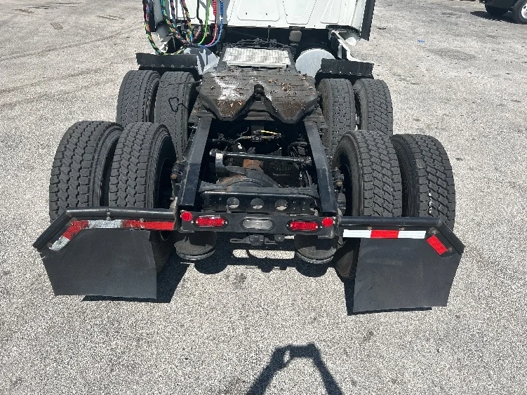 2022 International LT - image 6