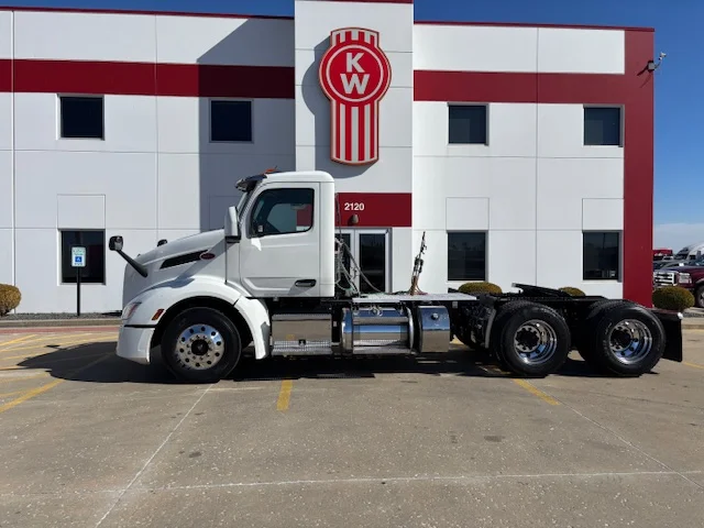 2023 Peterbilt 579 - image 3
