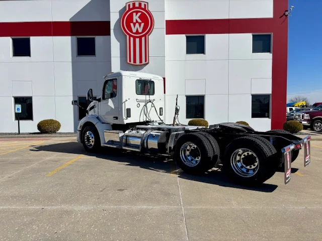 2023 Peterbilt 579 - image 2