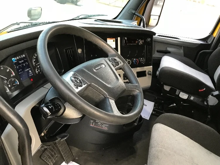 2022 Freightliner Cascadia - image 10