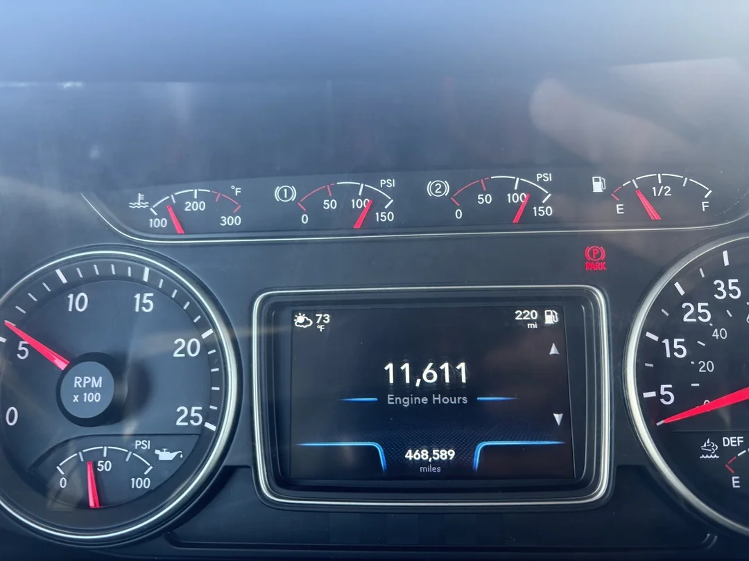 2021 International LT - image 1