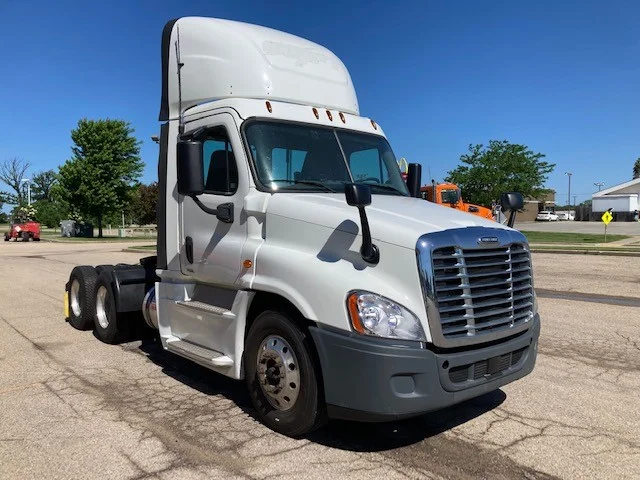 2017 Freightliner Cascadia - image 2