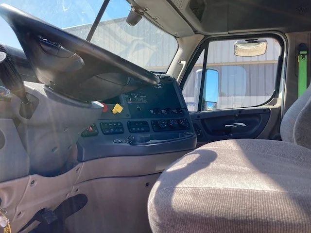 2017 Freightliner Cascadia in Inver Grove Heights, MN — photo 3
