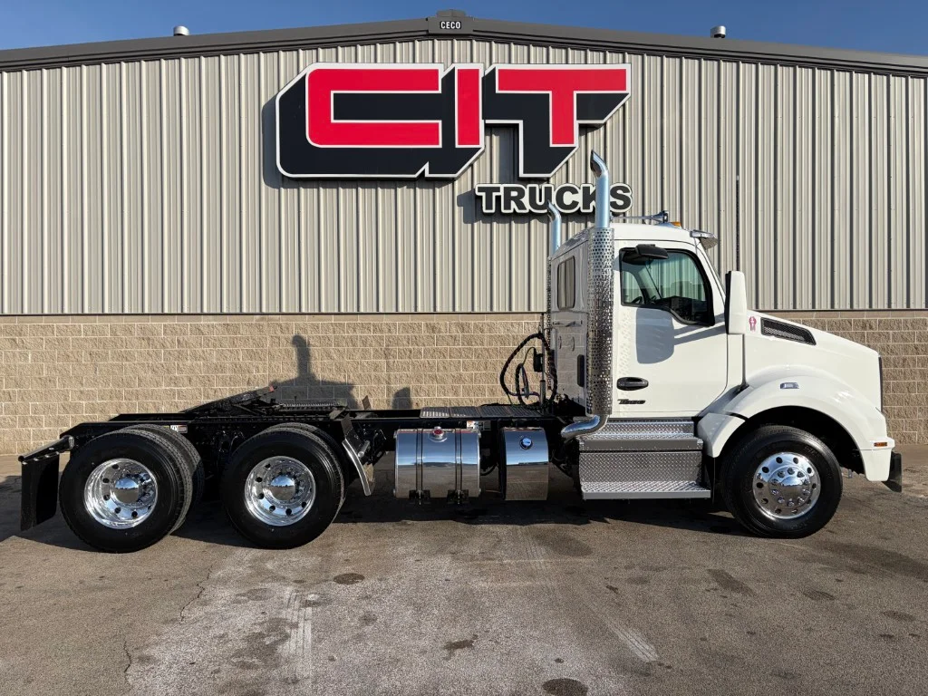 2027 Kenworth T880 in Morton, IL — photo 4
