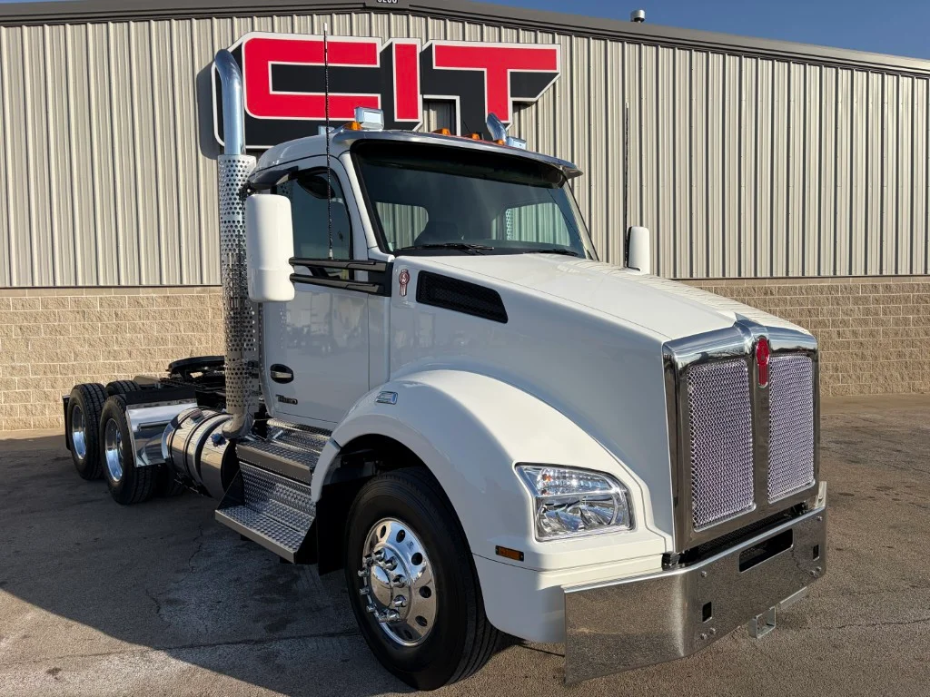 2027 Kenworth T880 in Morton, IL — photo 2