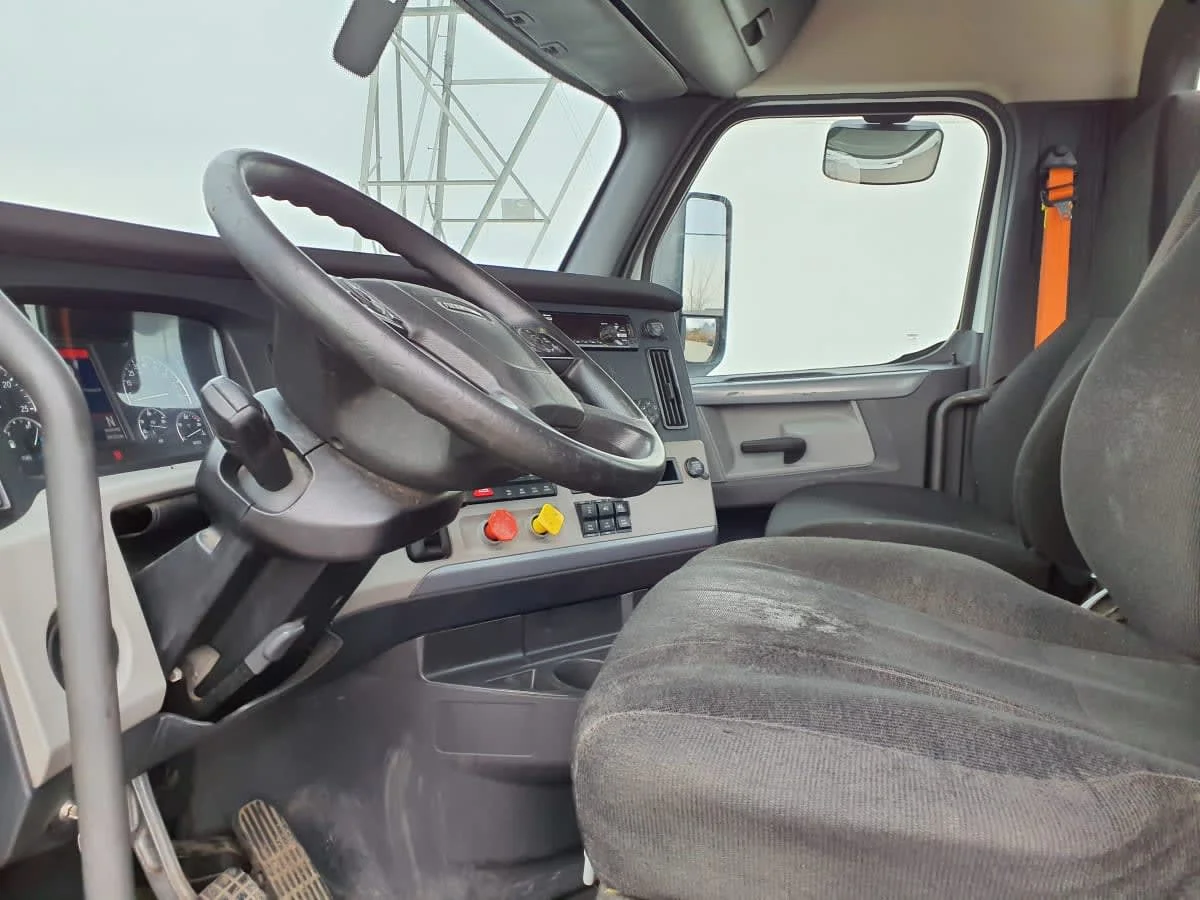 2019 Freightliner Cascadia in Indianapolis, IN — photo 7