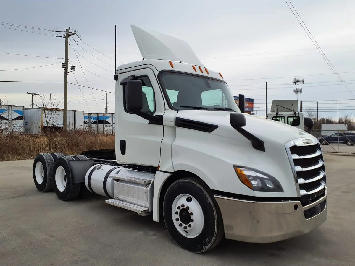 2019 Freightliner Cascadia in Indianapolis, IN — photo 3