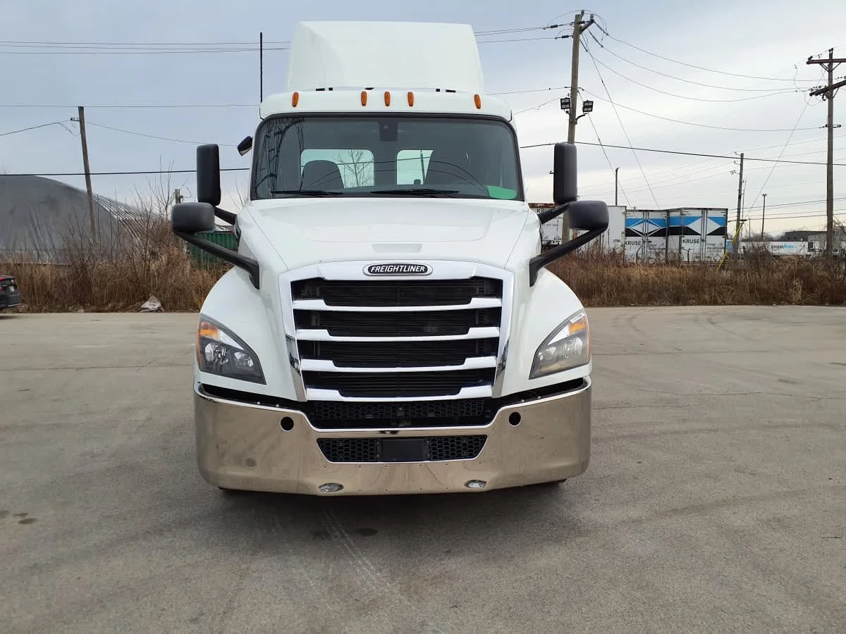 2019 Freightliner Cascadia - image 2