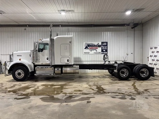 2013 Kenworth W900 - image 4