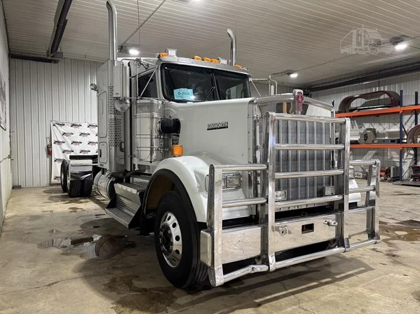 2013 Kenworth W900 - image 2