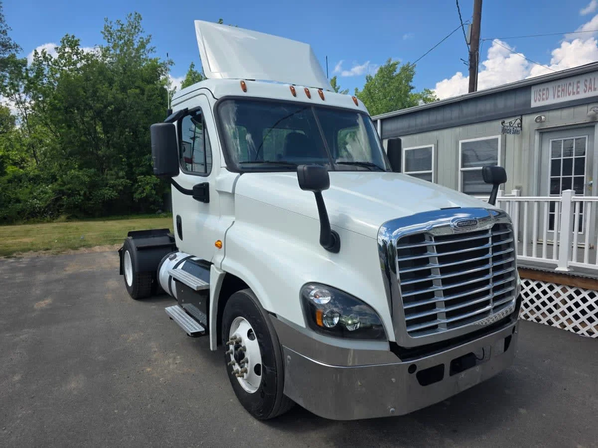 2019 Freightliner Cascadia in Bensalem, PA — photo 3