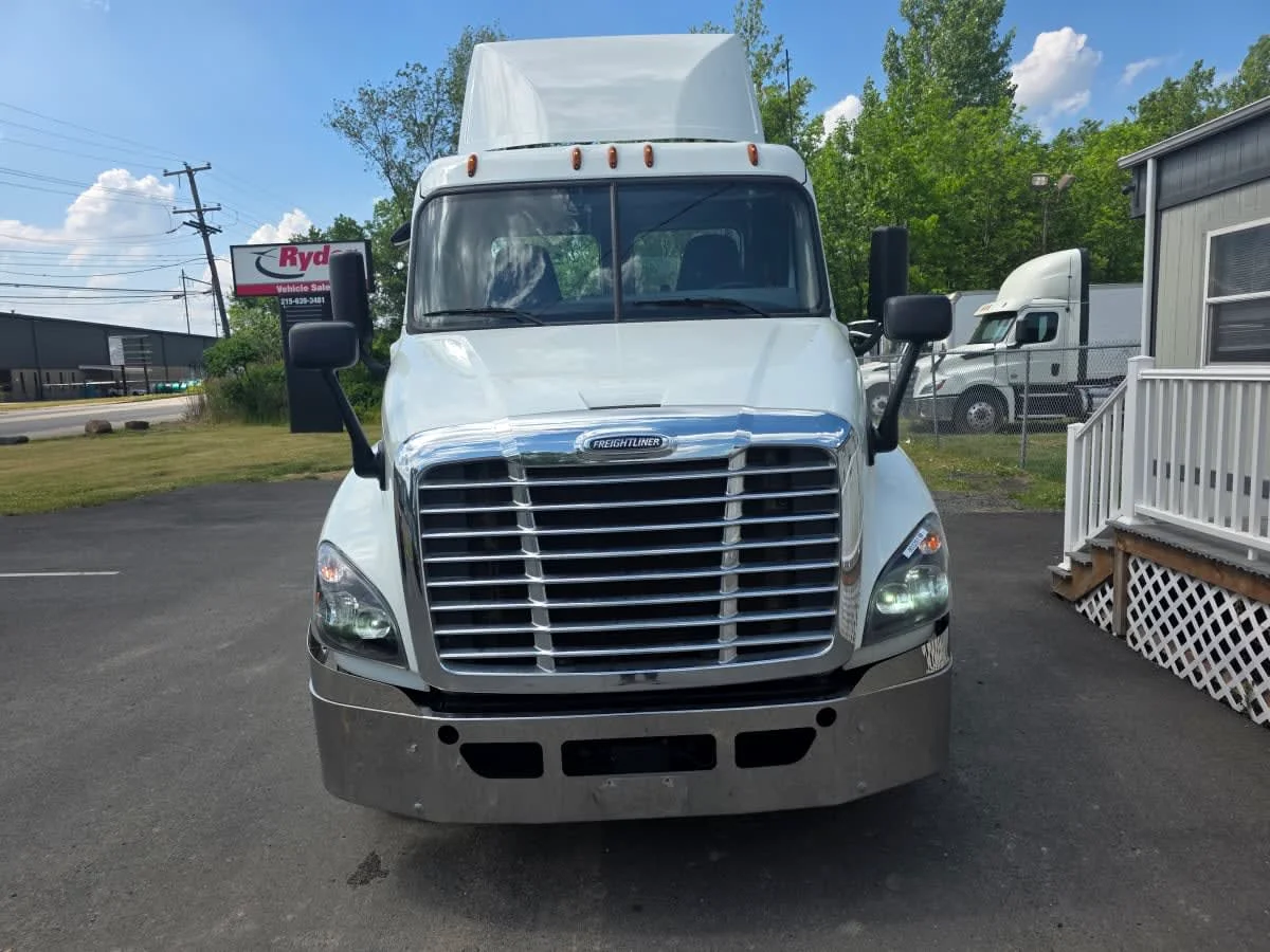 2019 Freightliner Cascadia in Bensalem, PA — photo 2