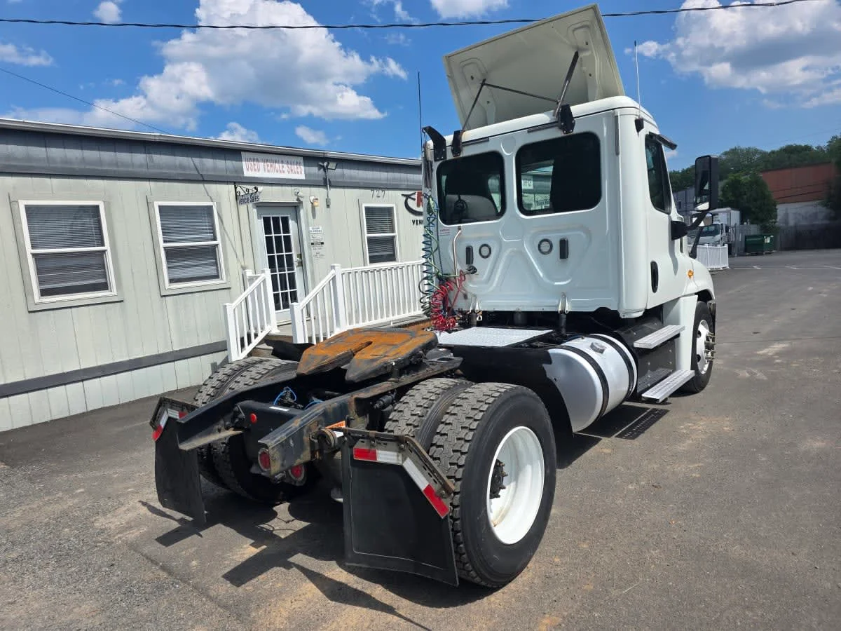 2019 Freightliner Cascadia in Bensalem, PA — photo 4