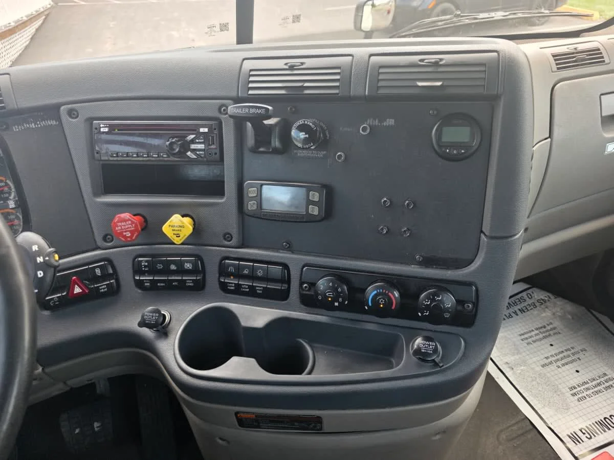 2019 Freightliner Cascadia in Bensalem, PA — photo 10