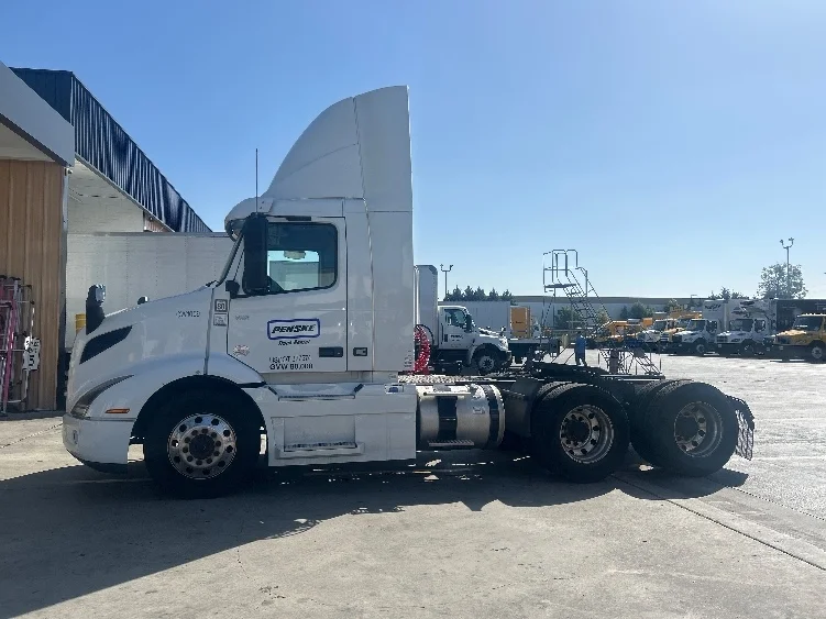 2021 Volvo VNR 640 in Fontana, CA — photo 4