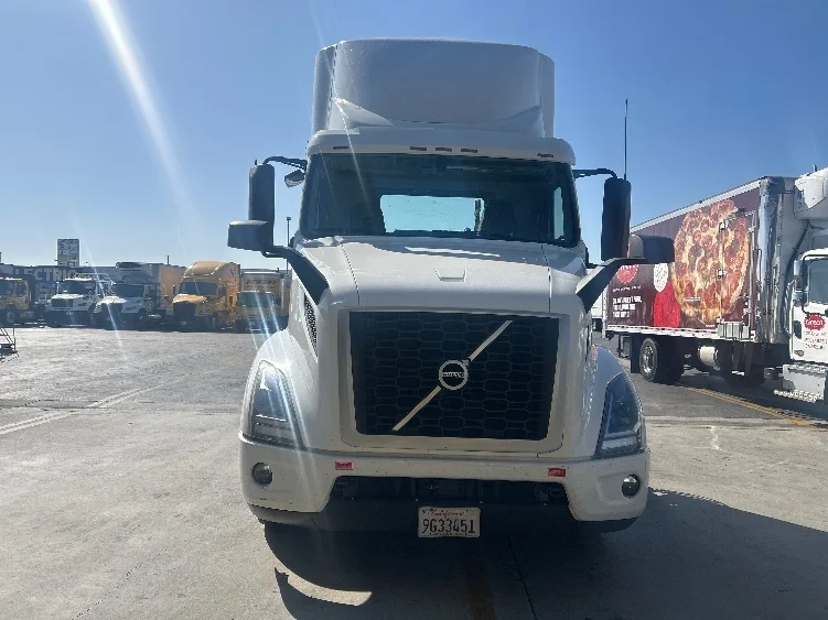 2021 Volvo VNR 640 in Fontana, CA — photo 2