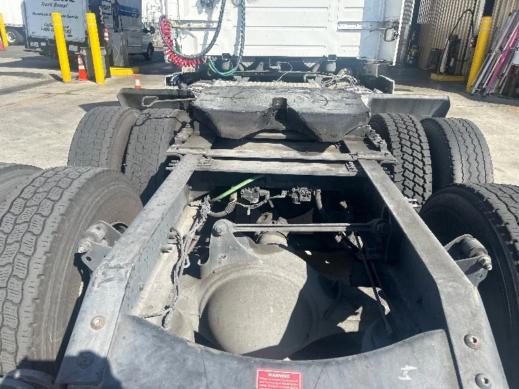2021 Volvo VNR 640 in Fontana, CA — photo 6
