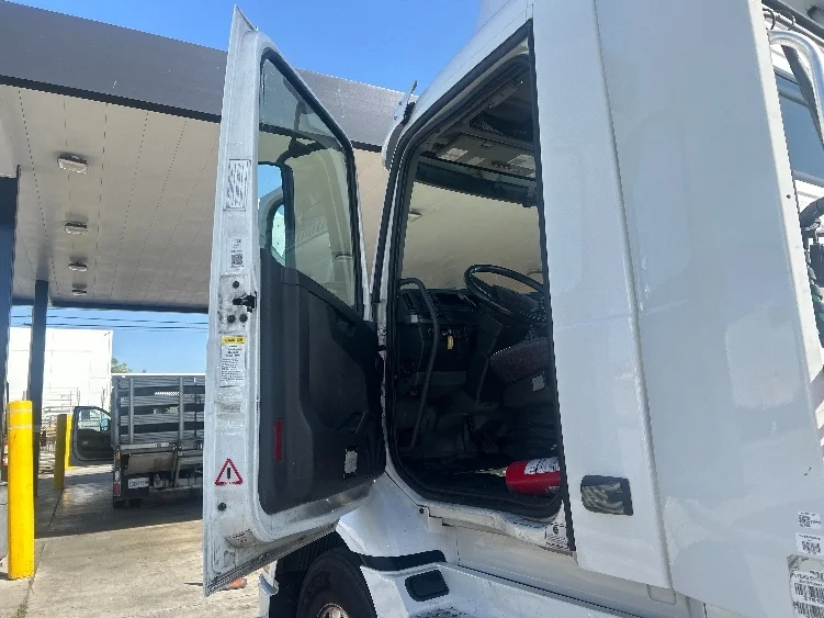 2021 Volvo VNR 640 in Fontana, CA — photo 9