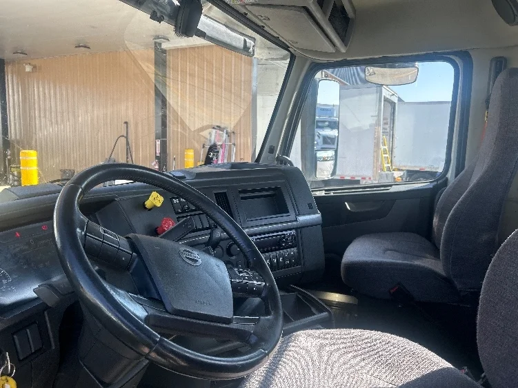2021 Volvo VNR 640 in Fontana, CA — photo 10