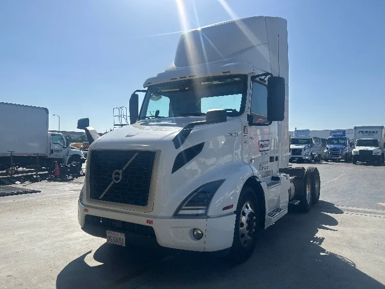 2021 Volvo VNR 640 in Fontana, CA — photo 3