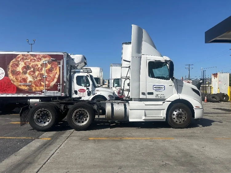 2021 Volvo VNR 640 in Fontana, CA — photo 8