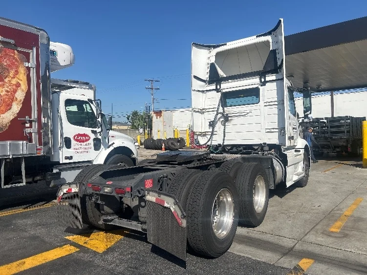 2021 Volvo VNR 640 in Fontana, CA — photo 7