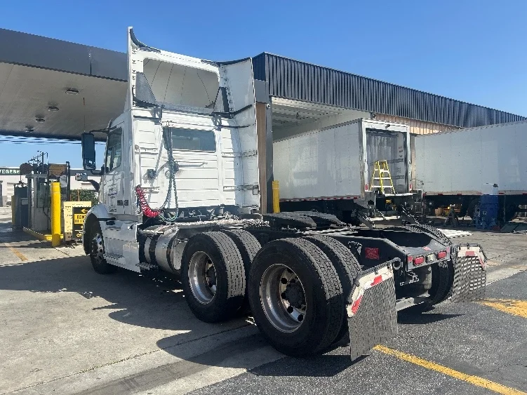 2021 Volvo VNR 640 in Fontana, CA — photo 5