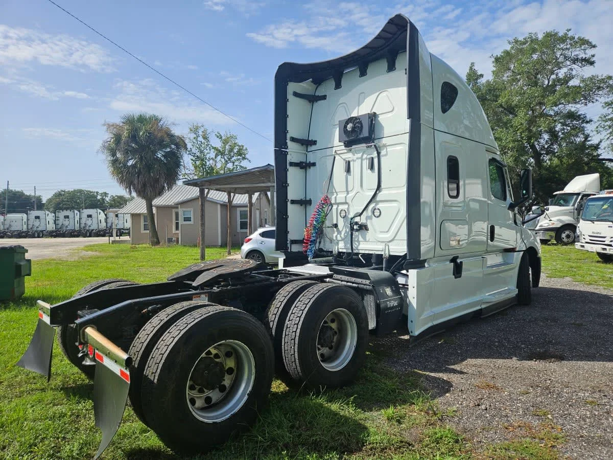 2022 Freightliner Cascadia in Orlando, FL — photo 4
