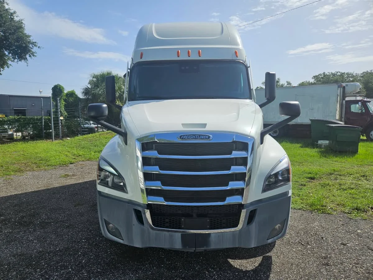 2022 Freightliner Cascadia in Orlando, FL — photo 2