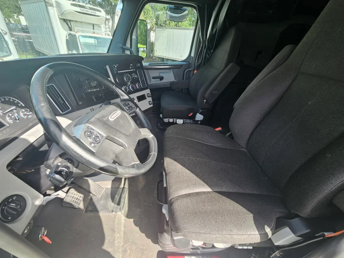 2022 Freightliner Cascadia in Orlando, FL — photo 7