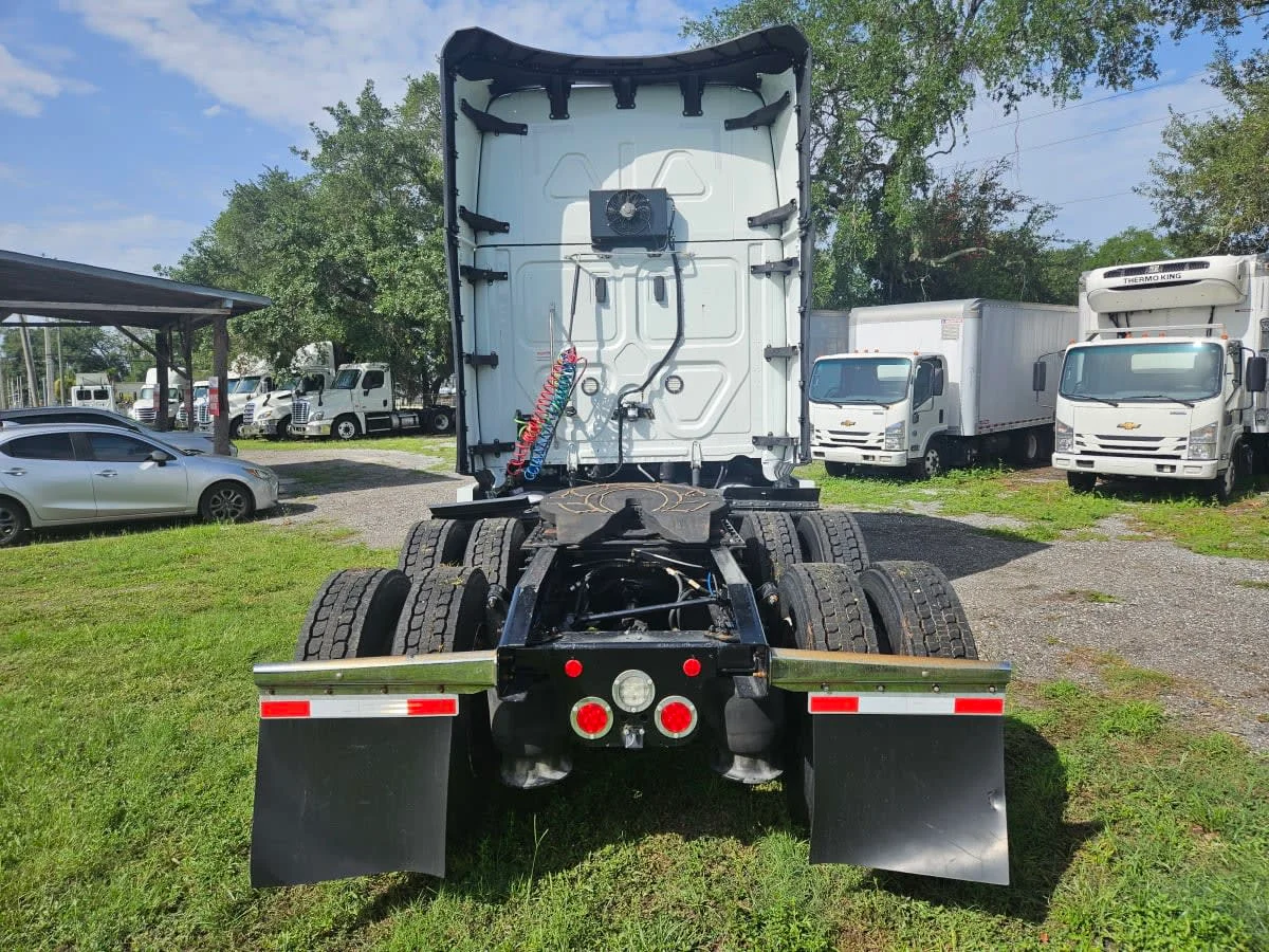 2022 Freightliner Cascadia in Orlando, FL — photo 5