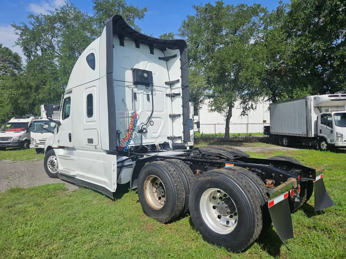2022 Freightliner Cascadia in Orlando, FL — photo 6