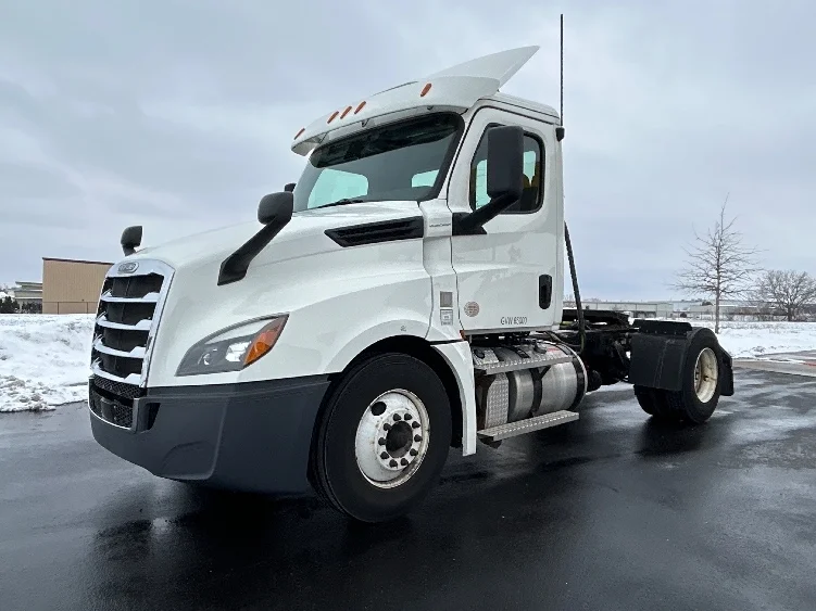 2020 Freightliner Cascadia in Windsor, WI — photo 3