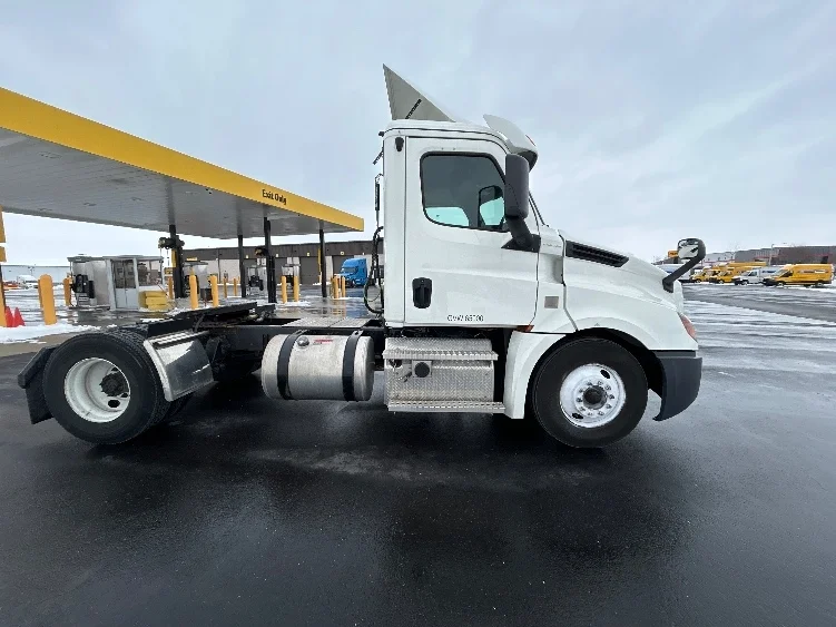 2020 Freightliner Cascadia in Windsor, WI — photo 8
