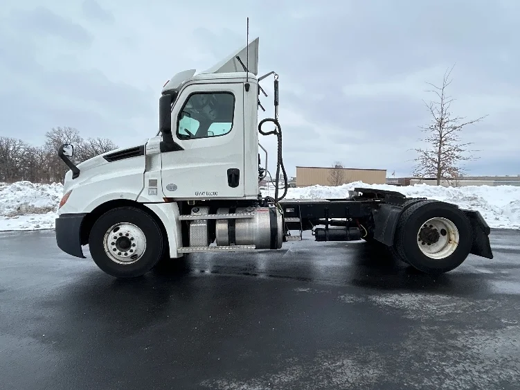 2020 Freightliner Cascadia in Windsor, WI — photo 4