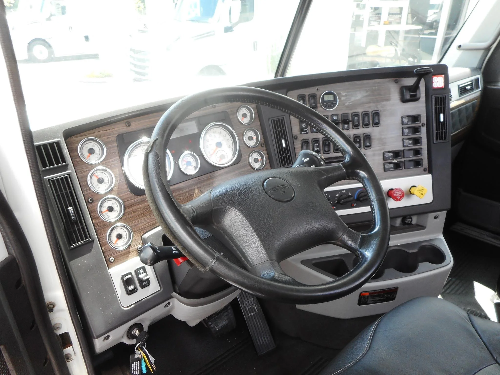 2019 Freightliner 122SD — photo 12