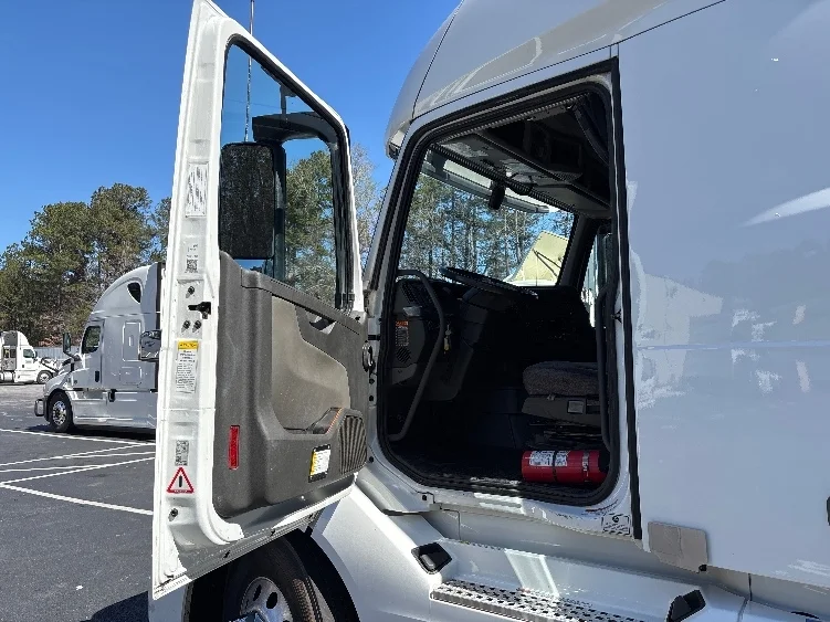 2022 Volvo VNL 760 - image 9