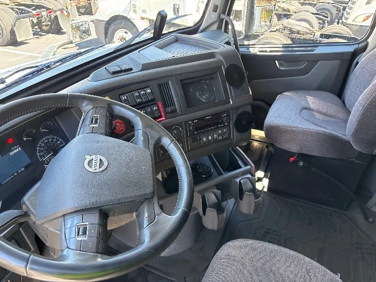 2022 Volvo VNL 760 - image 10