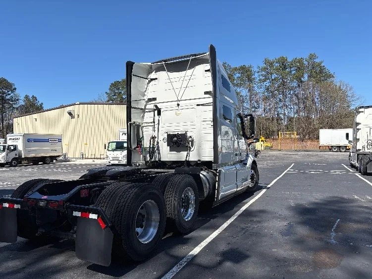 2022 Volvo VNL 760 - image 7