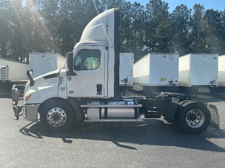 2020 Freightliner Cascadia in Forest Park, GA — photo 4