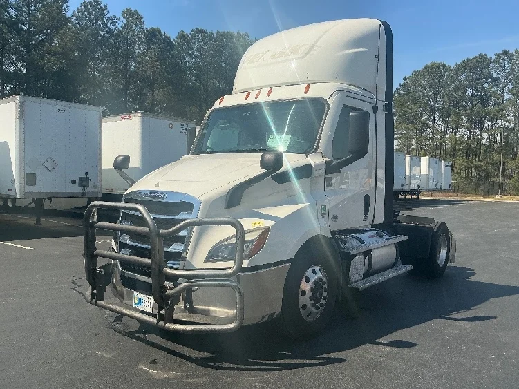 2020 Freightliner Cascadia in Forest Park, GA — photo 3
