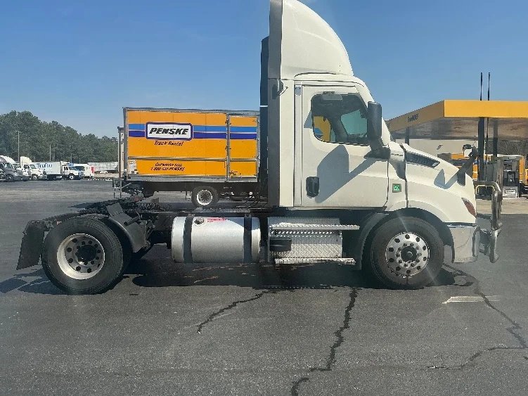 2020 Freightliner Cascadia in Forest Park, GA — photo 8