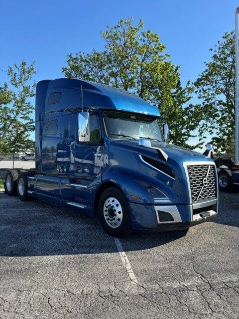 2023 Volvo VNL 760 in Indianapolis, IN — photo 2