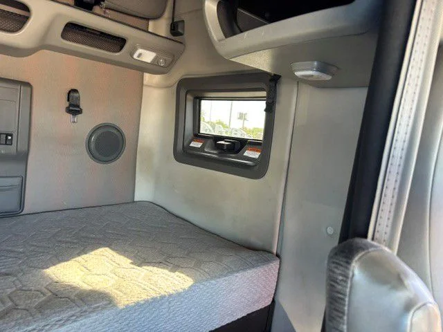 2023 Volvo VNL 760 in Indianapolis, IN — photo 8