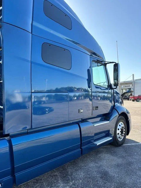 2023 Volvo VNL 760 in Indianapolis, IN — photo 5