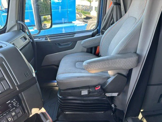 2023 Volvo VNL 760 in Indianapolis, IN — photo 12
