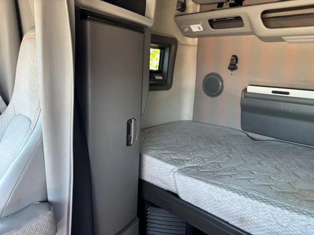 2023 Volvo VNL 760 in Indianapolis, IN — photo 7